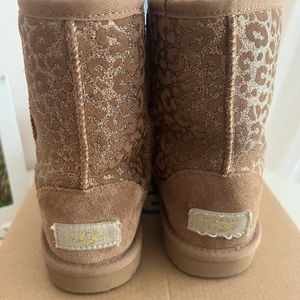 LNWB Girls Classic II UGG boots Size 13